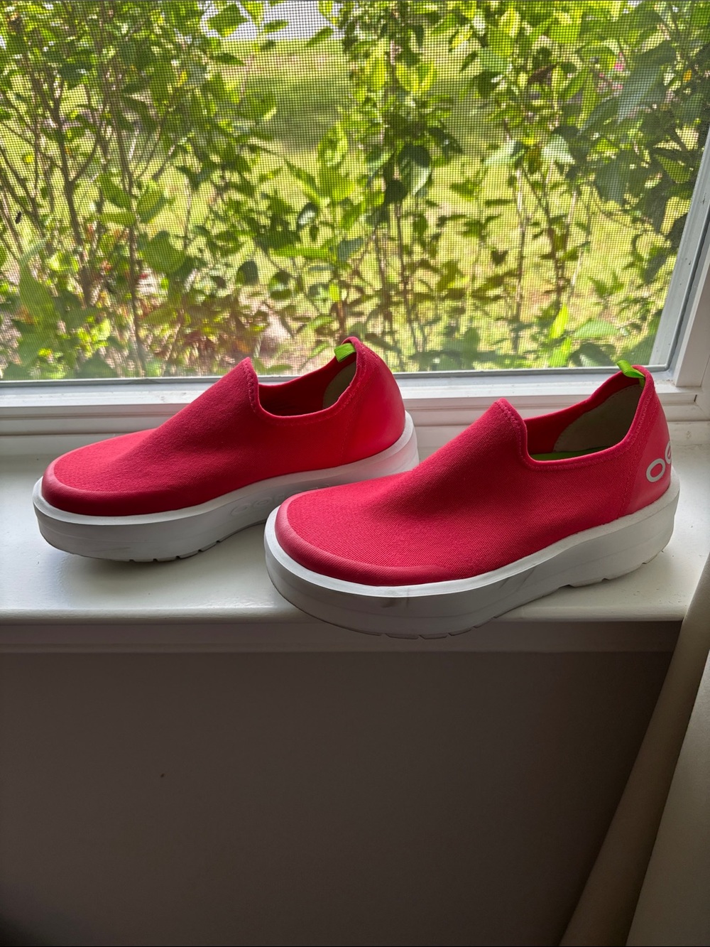 OOFOS Women's OOmega eeZee Low Canvas Slip-On in Neon Berry